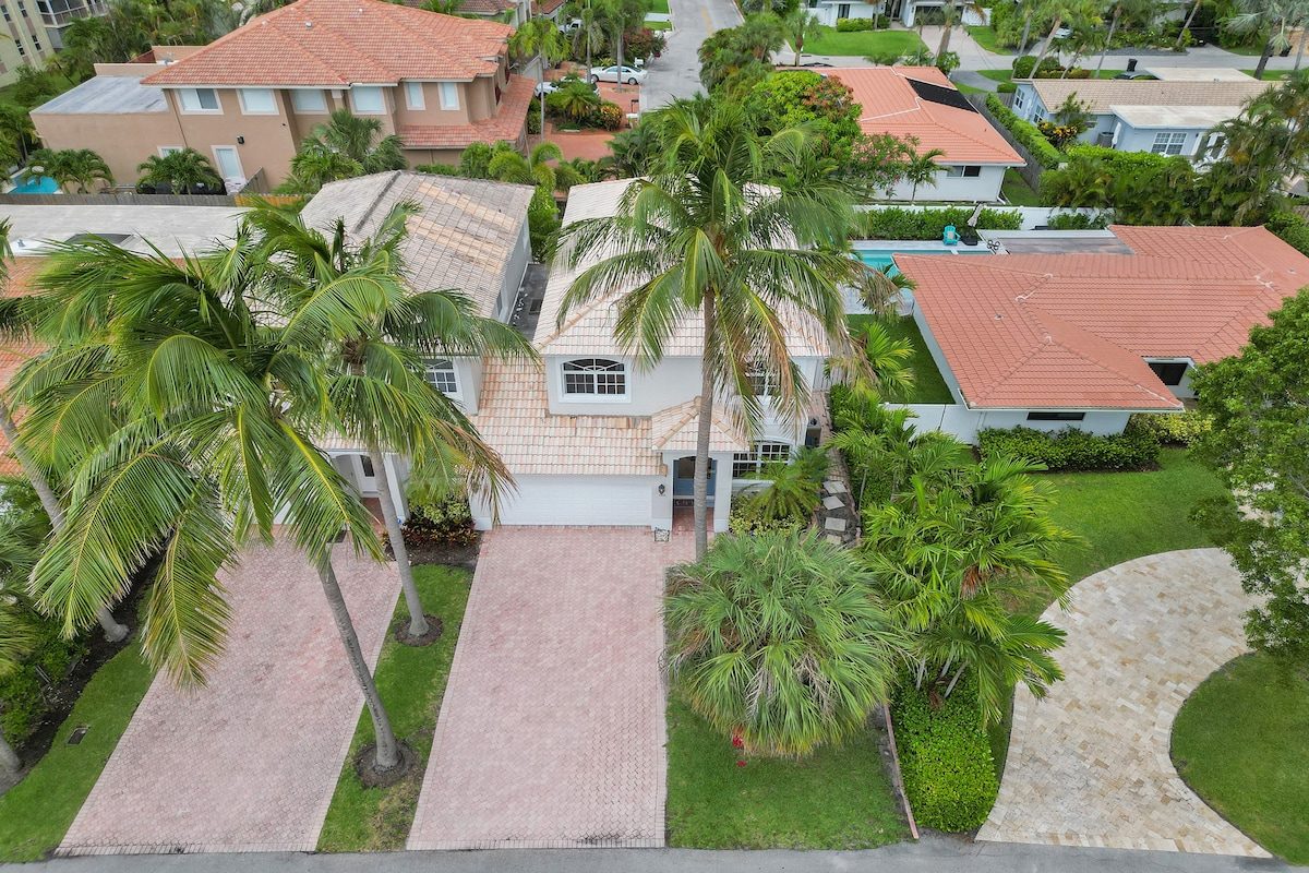 Villa Pine is the two story home in the middle and sits on a very quiet dead end street. No through traffic.