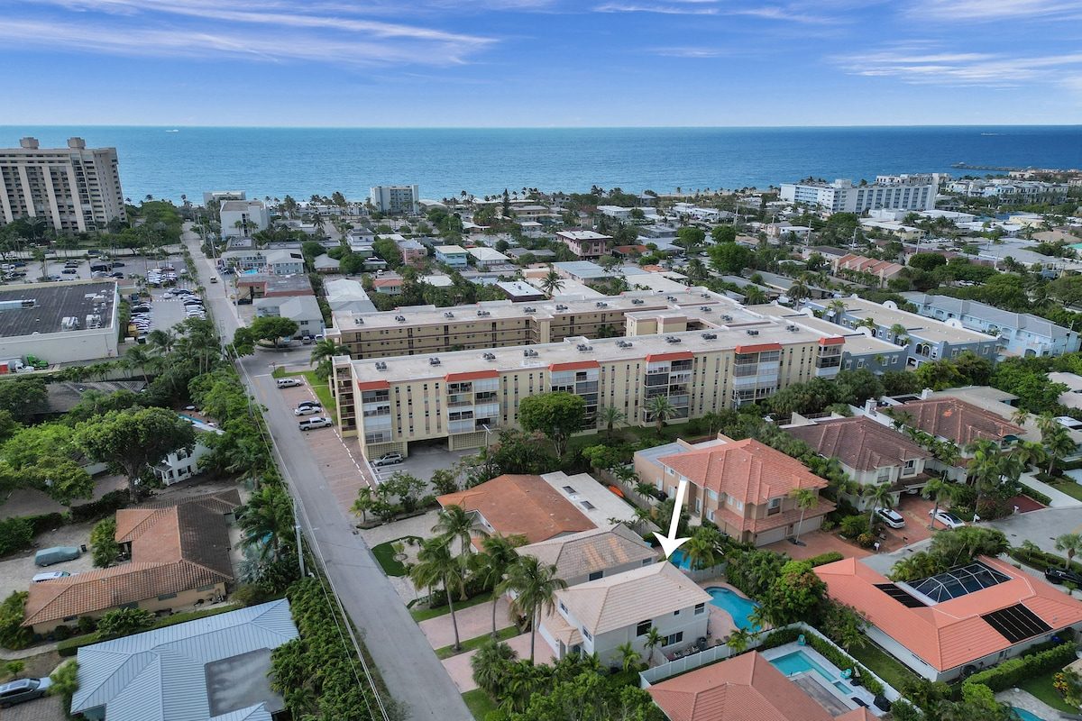 Lauderdale by the Sea beach is just down the street 2.5 blocks away. And Sea Ranch Shopping Center and Publix just on the left steps away