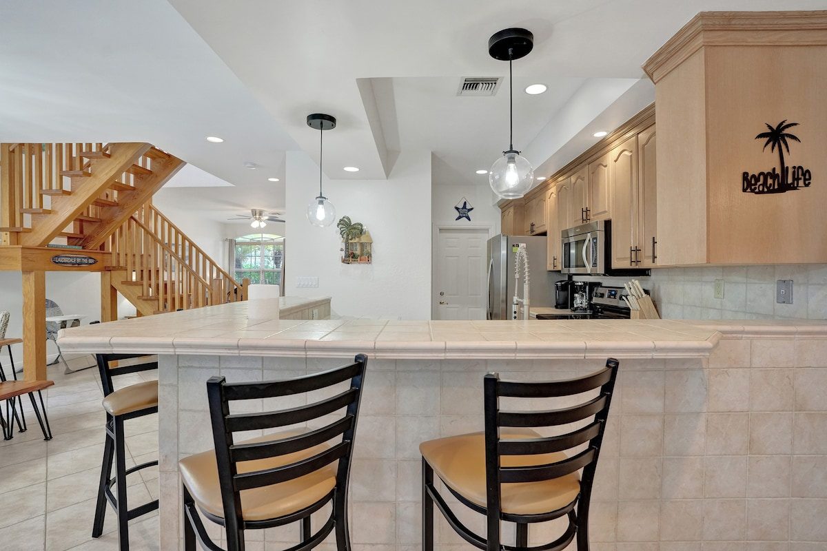 Kitchen breakfast bar